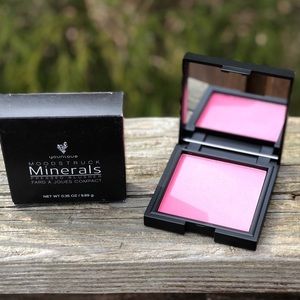 💕YOUNIQUE MINERAL PRESSED BLUSHER “STUNNING”💕